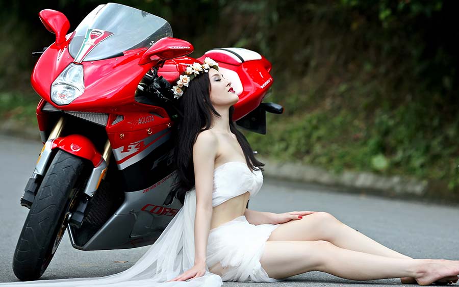 Beautiful girls and motorcycles in Baoding
