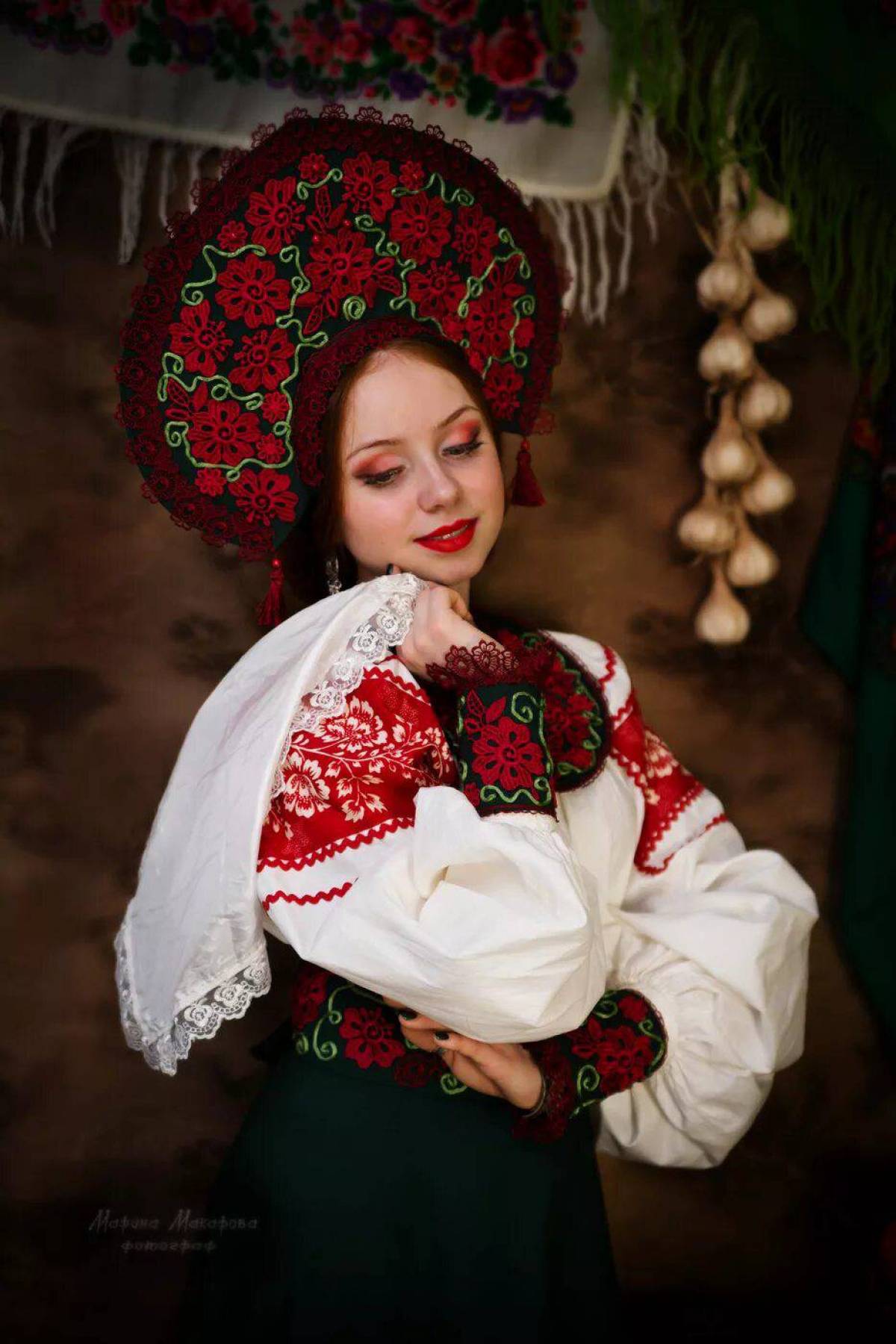 Women in Slavic costumes underwear in Baoding