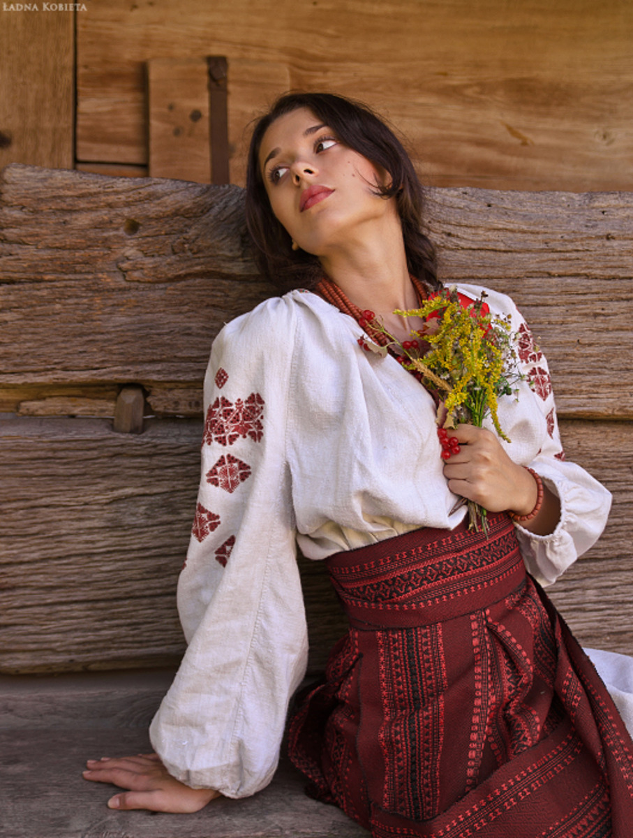 Girls in Slavic costumes in Baoding
