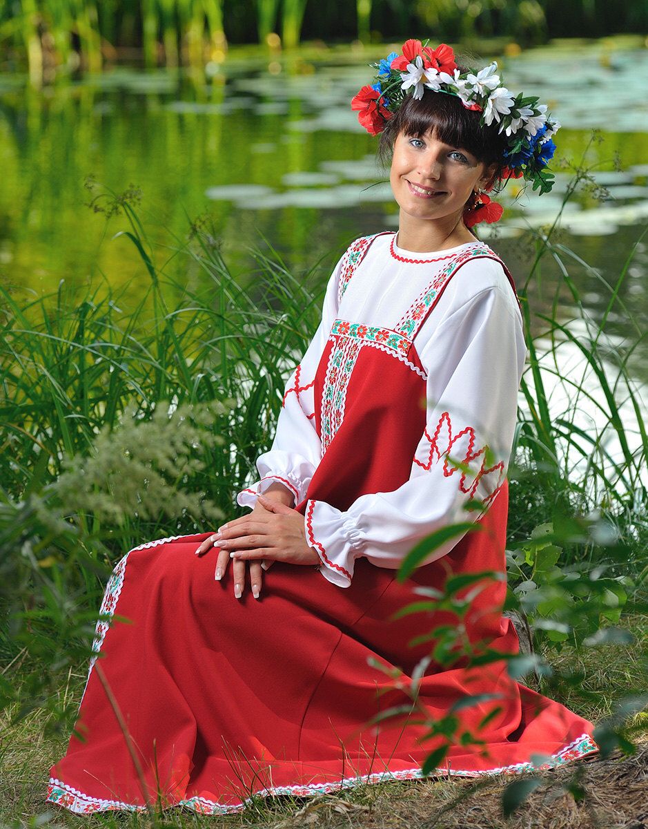Beautiful girl Girls in Slavic costumes in Baoding